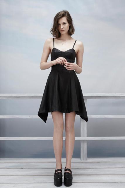 Vestido corto asimétrico con picos y zapatos plataforma por Jen Kao